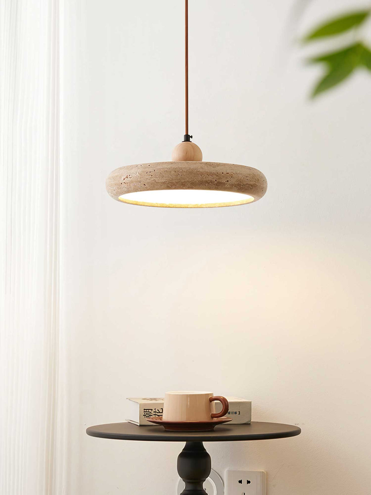 Noraraine Minimalistische hanglamp van geel travertin