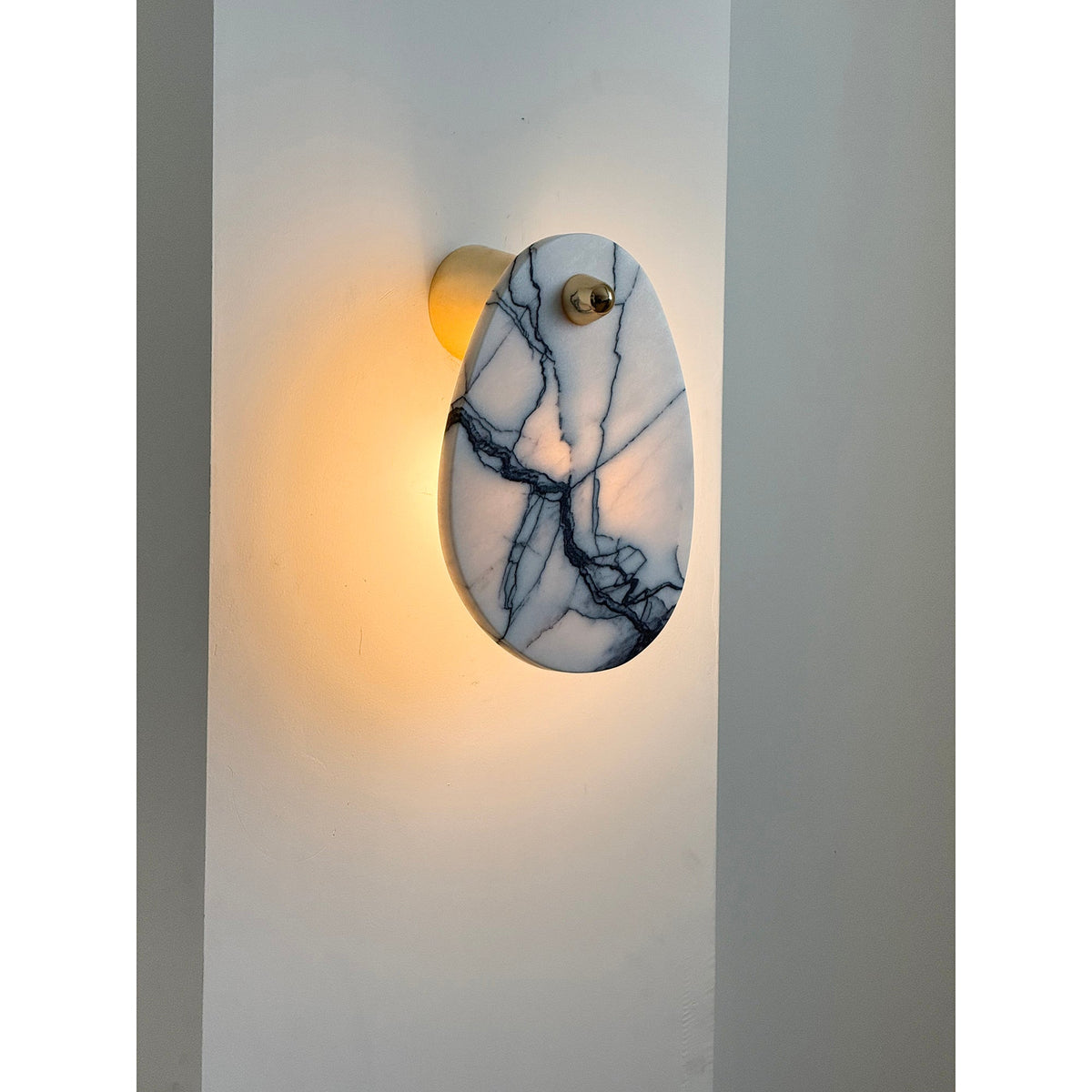 Norduvys moderne wandlamp van marmer met luxe metalen accenten