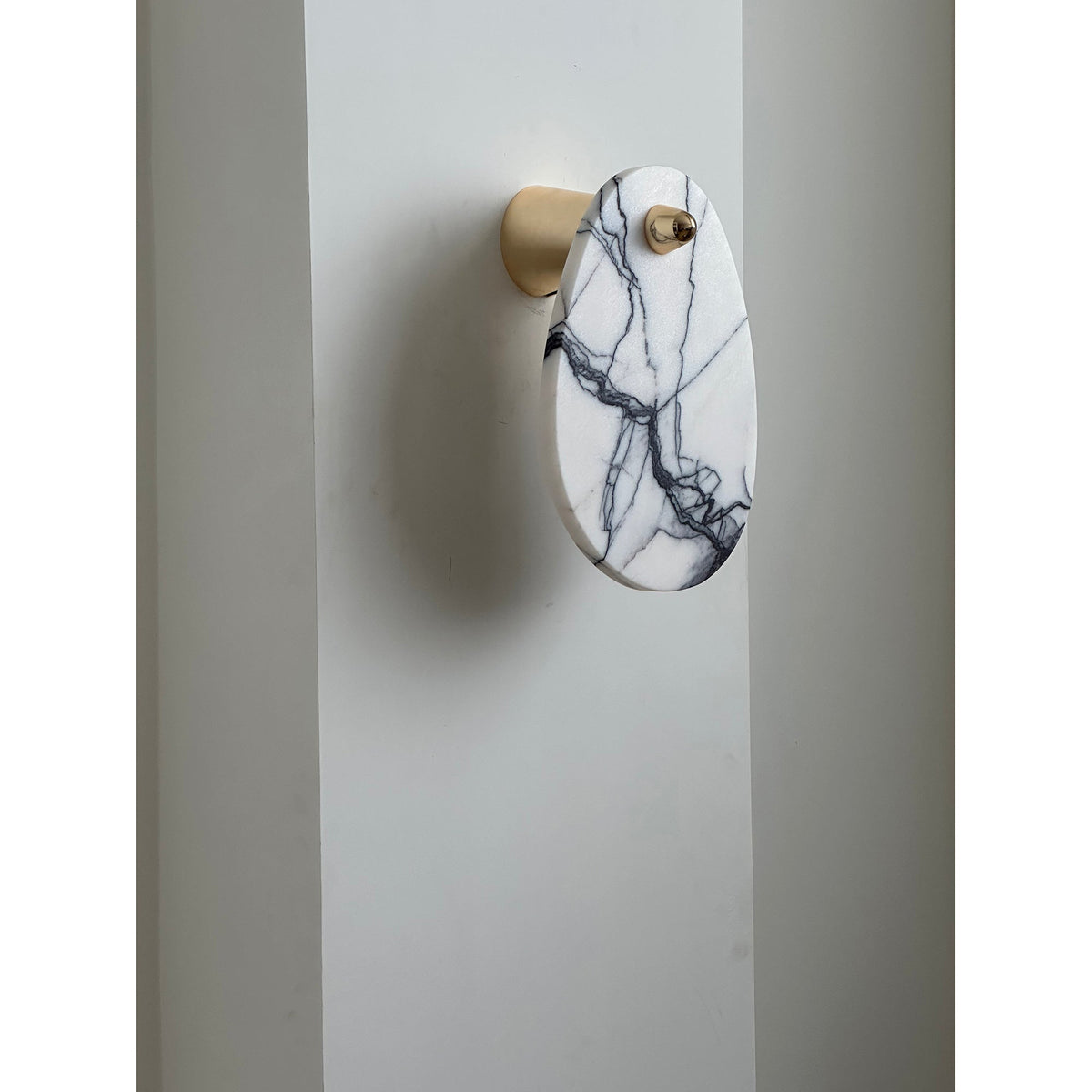Norduvys moderne wandlamp van marmer met luxe metalen accenten