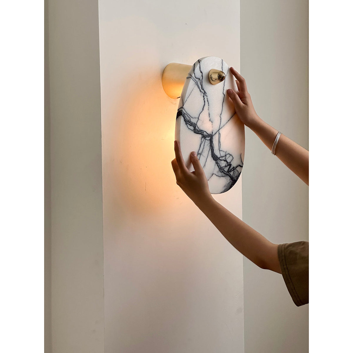 Norduvys moderne wandlamp van marmer met luxe metalen accenten