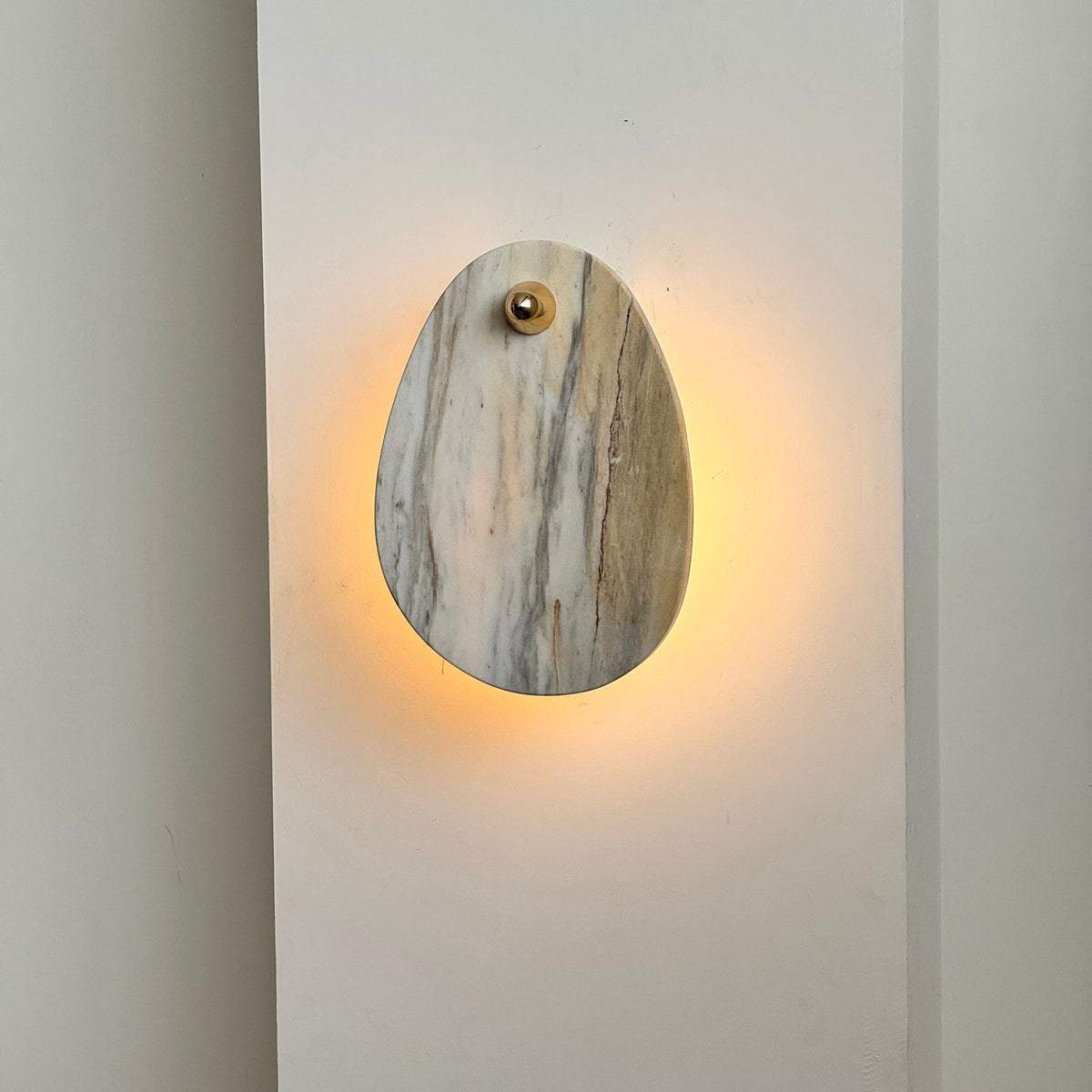 Norduvys moderne wandlamp van marmer met luxe metalen accenten