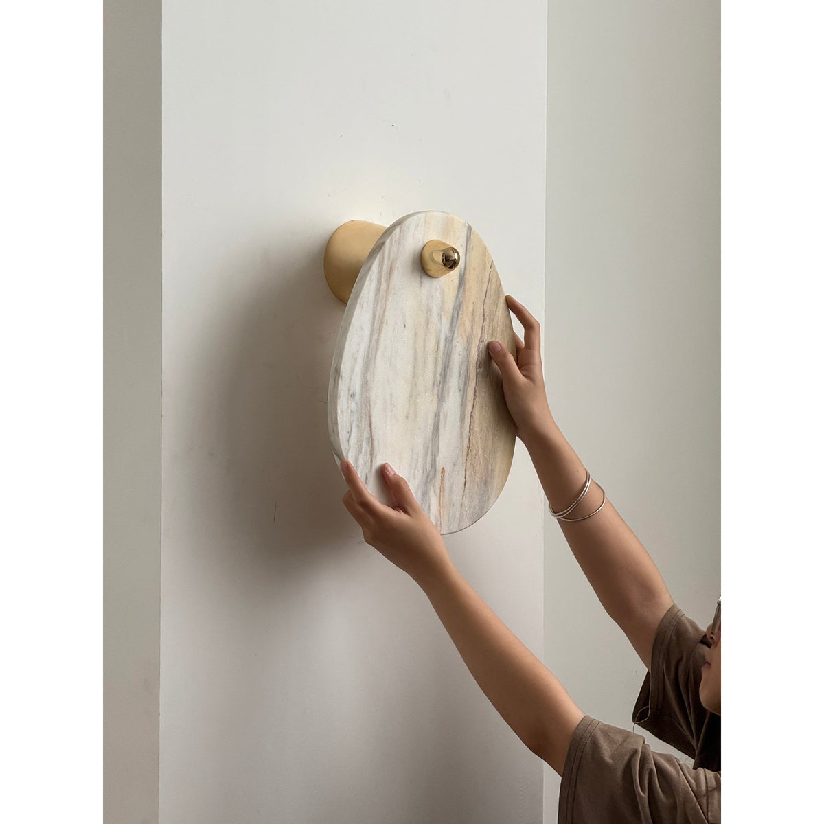 Norduvys moderne wandlamp van marmer met luxe metalen accenten