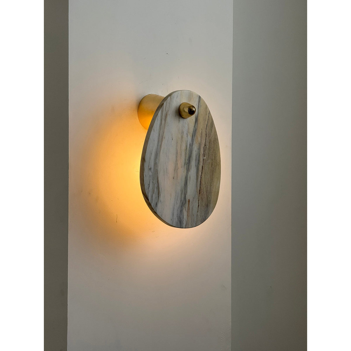 Norduvys moderne wandlamp van marmer met luxe metalen accenten