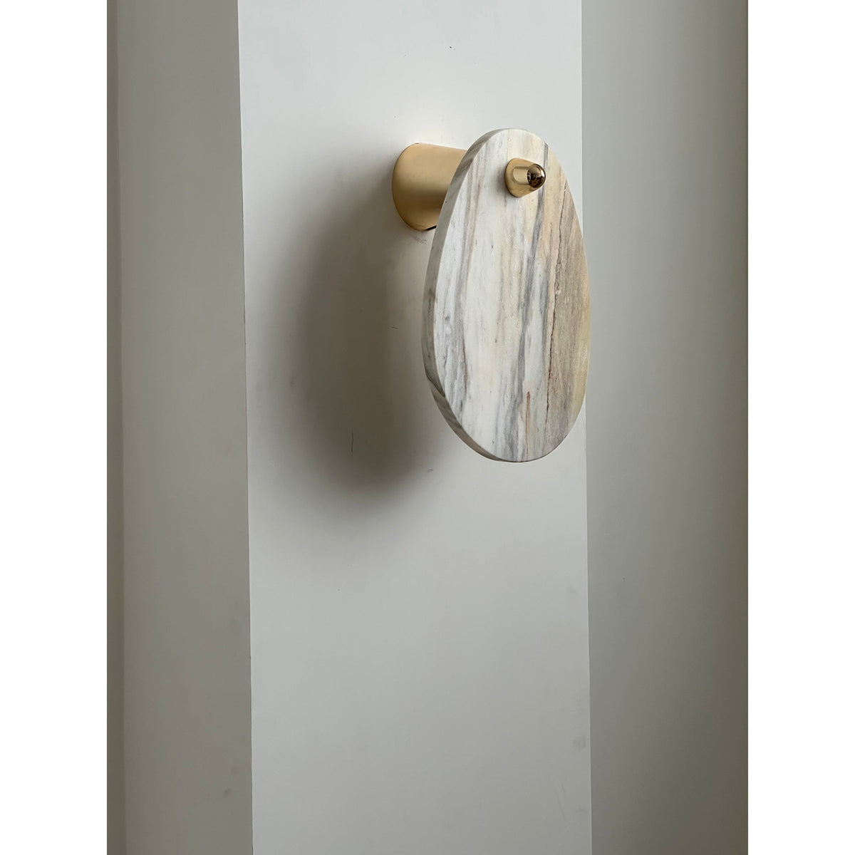 Norduvys moderne wandlamp van marmer met luxe metalen accenten