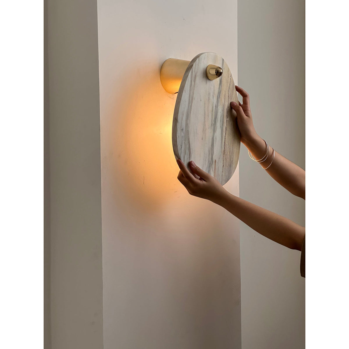 Norduvys moderne wandlamp van marmer met luxe metalen accenten