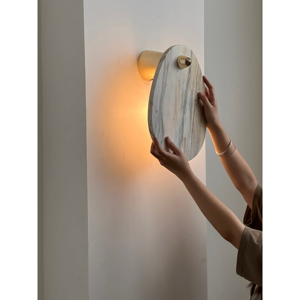 Norduvys moderne wandlamp van marmer met luxe metalen accenten