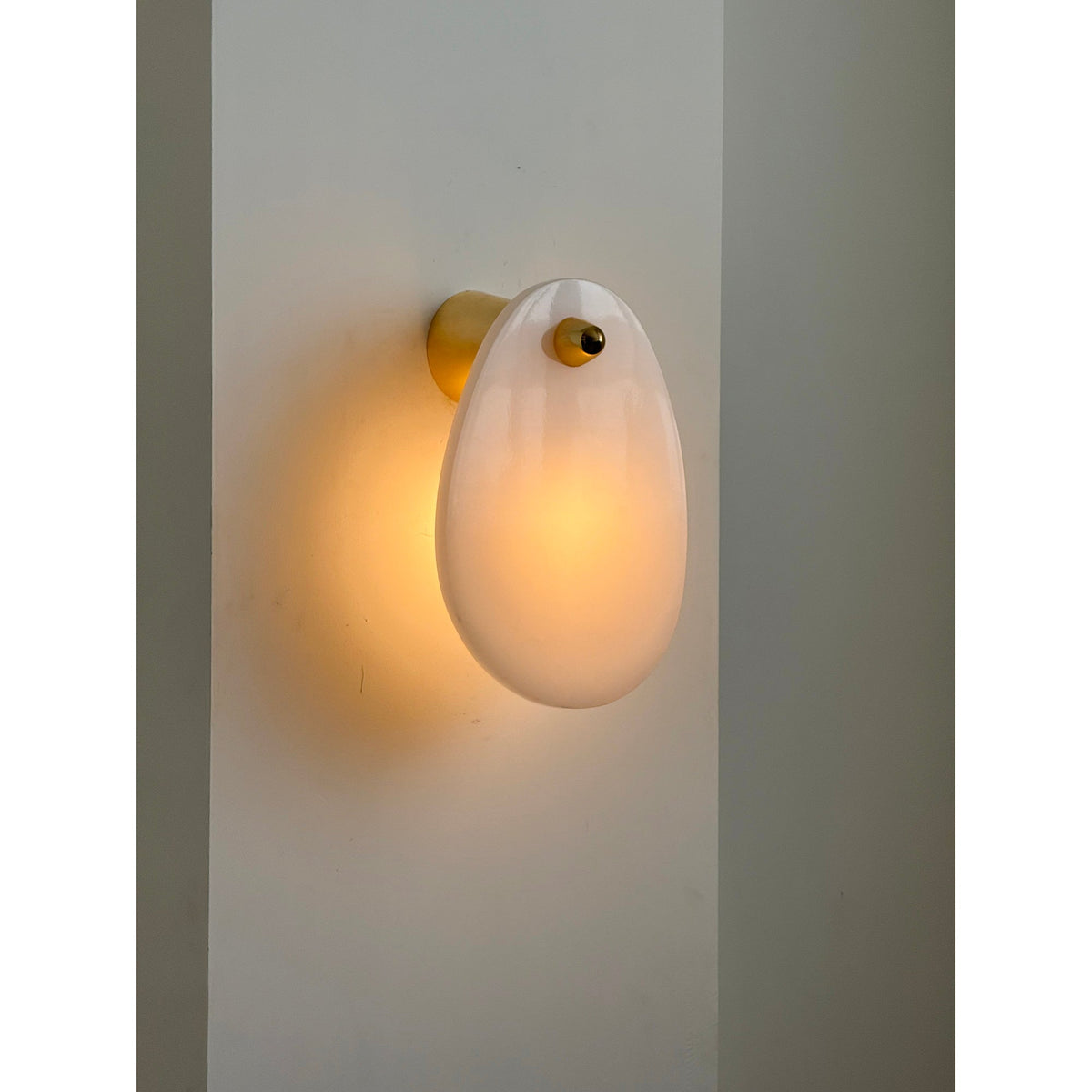 Norduvys moderne wandlamp van marmer met luxe metalen accenten