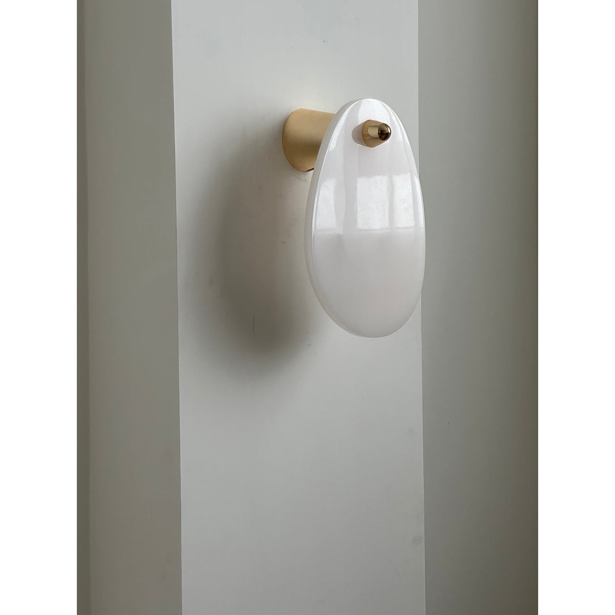 Norduvys moderne wandlamp van marmer met luxe metalen accenten