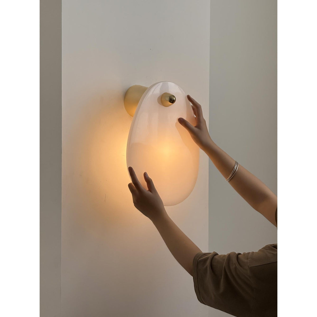 Norduvys moderne wandlamp van marmer met luxe metalen accenten