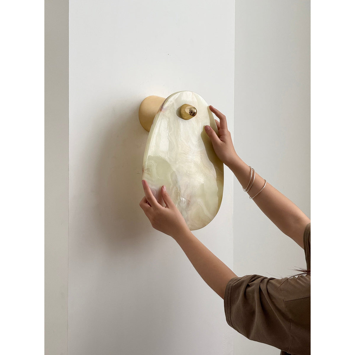 Norduvys moderne wandlamp van marmer met luxe metalen accenten