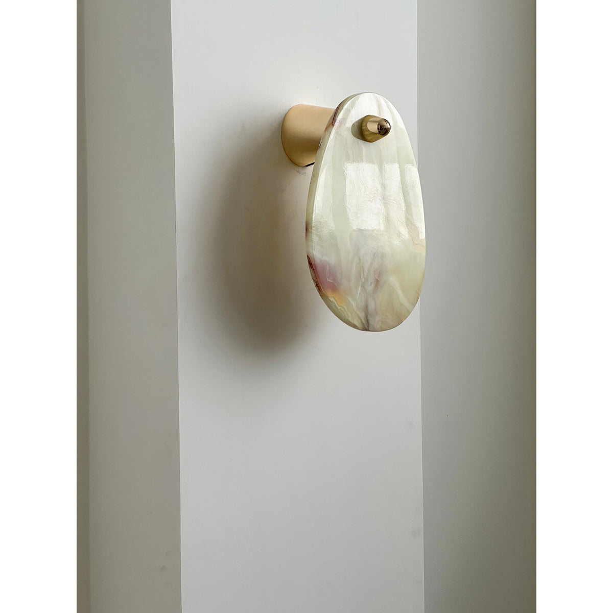 Norduvys moderne wandlamp van marmer met luxe metalen accenten