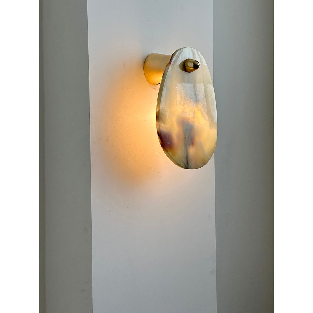 Norduvys moderne wandlamp van marmer met luxe metalen accenten