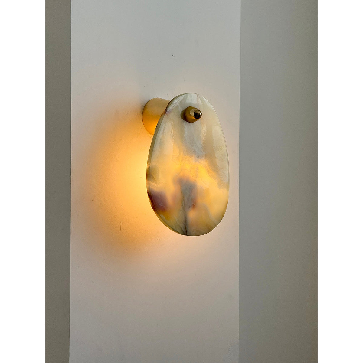Norduvys moderne wandlamp van marmer met luxe metalen accenten
