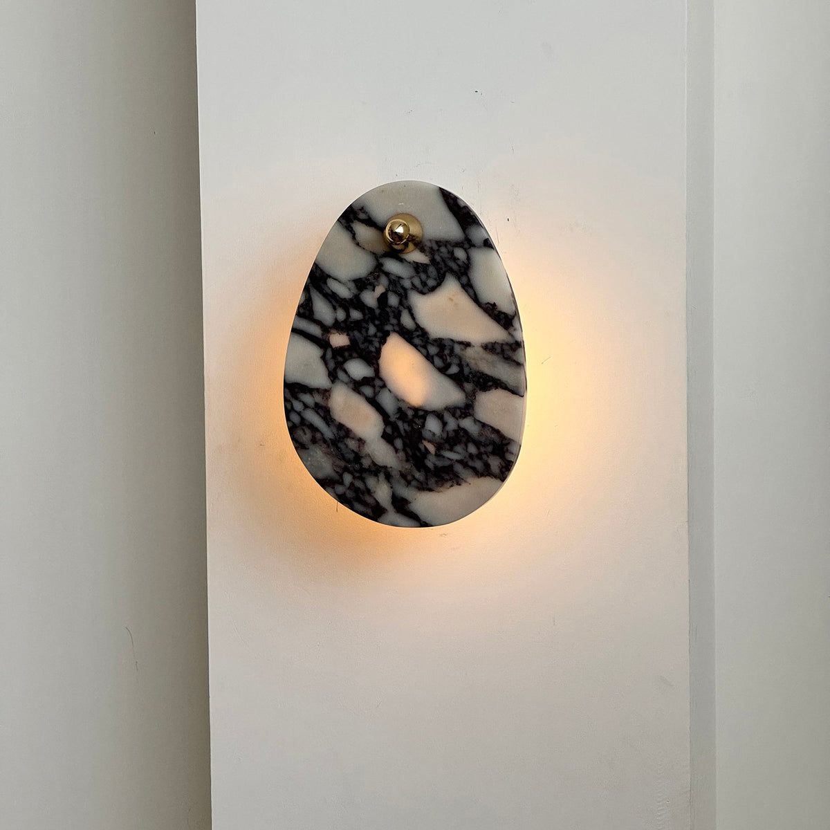 Norduvys moderne wandlamp van marmer met luxe metalen accenten