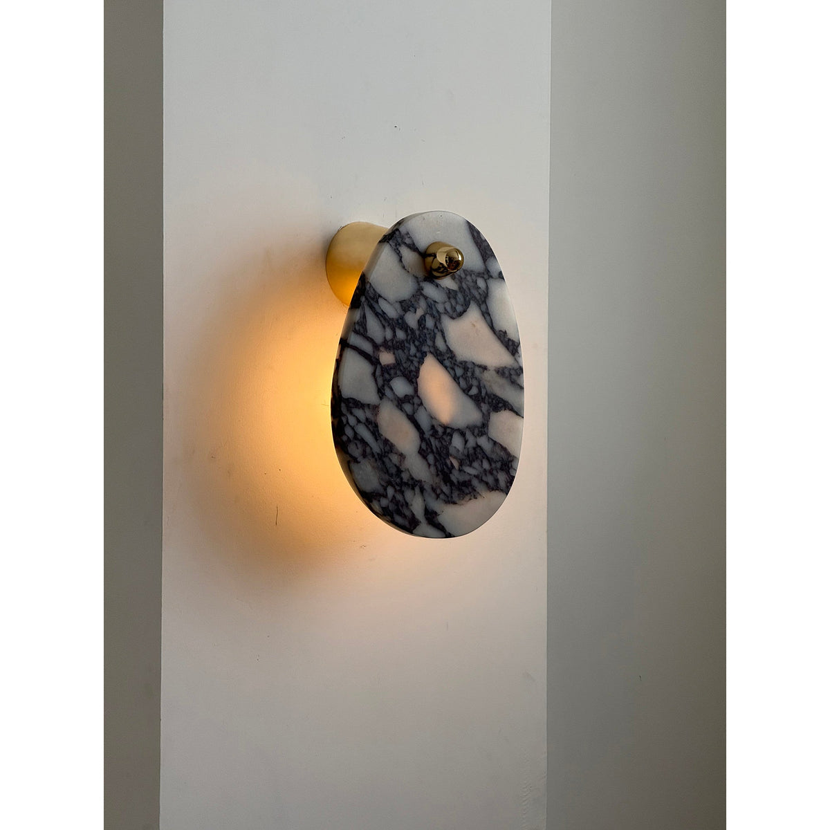 Norduvys moderne wandlamp van marmer met luxe metalen accenten