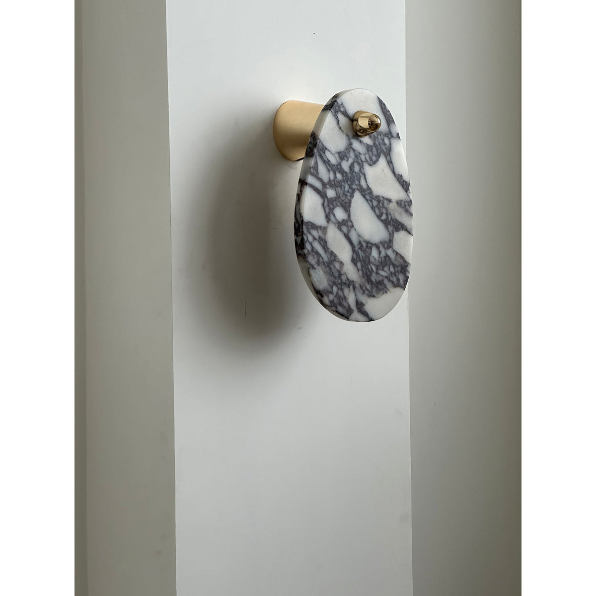 Norduvys moderne wandlamp van marmer met luxe metalen accenten