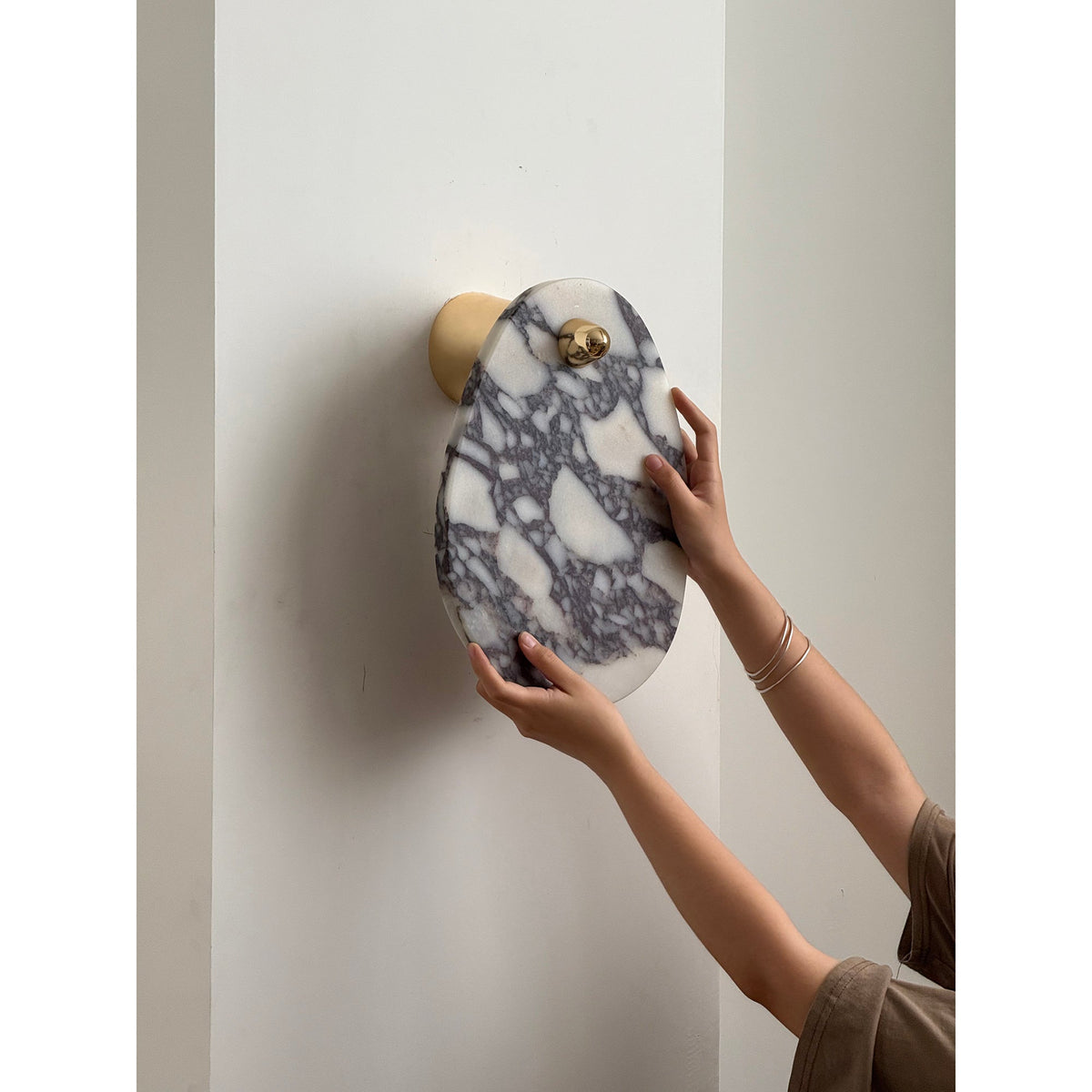 Norduvys moderne wandlamp van marmer met luxe metalen accenten