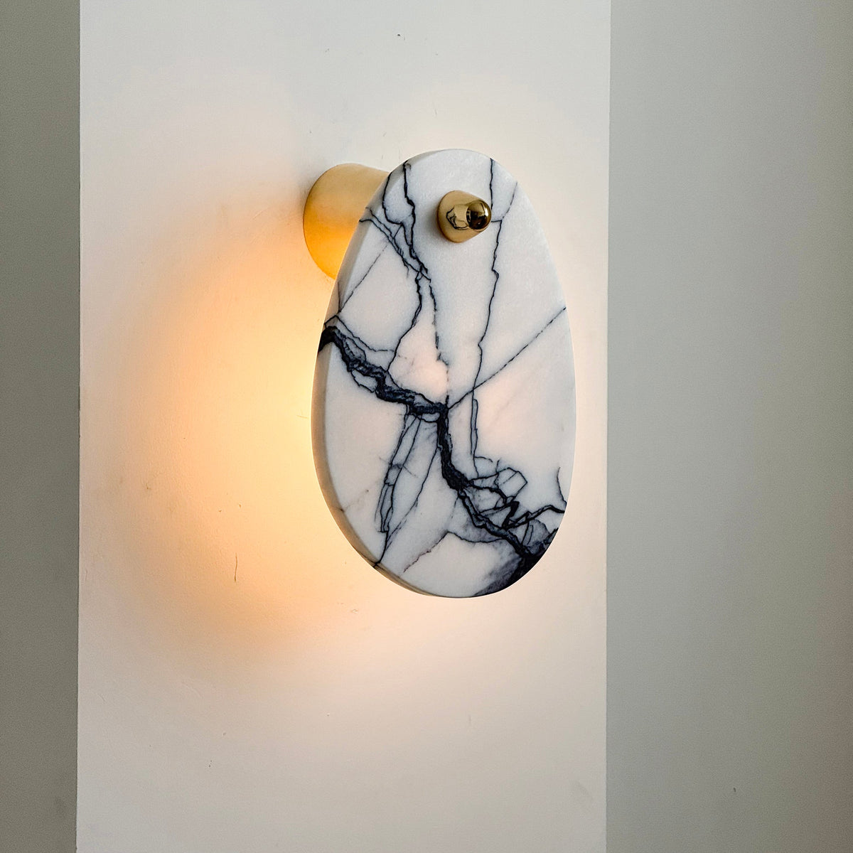 Norduvys moderne wandlamp van marmer met luxe metalen accenten