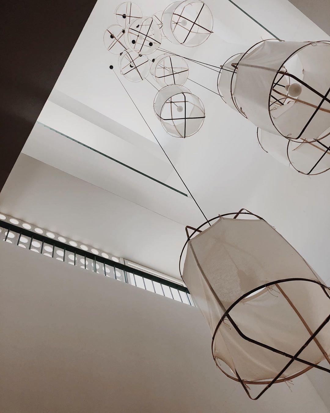 Arioelia hanglamp met bamboe lampenkap voor de woonkamer