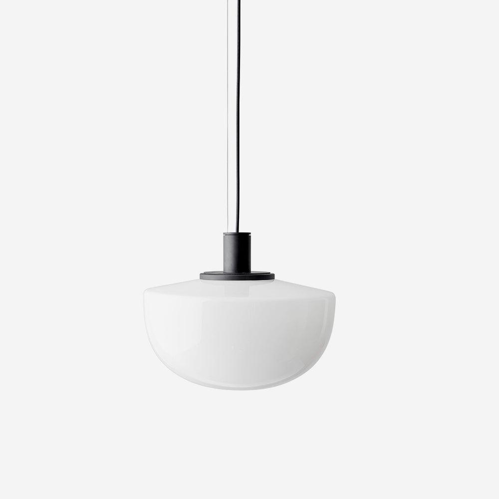 Moderne hanglamp met glazen koepel en metalen bevestiging in minimalistisch ontwerp