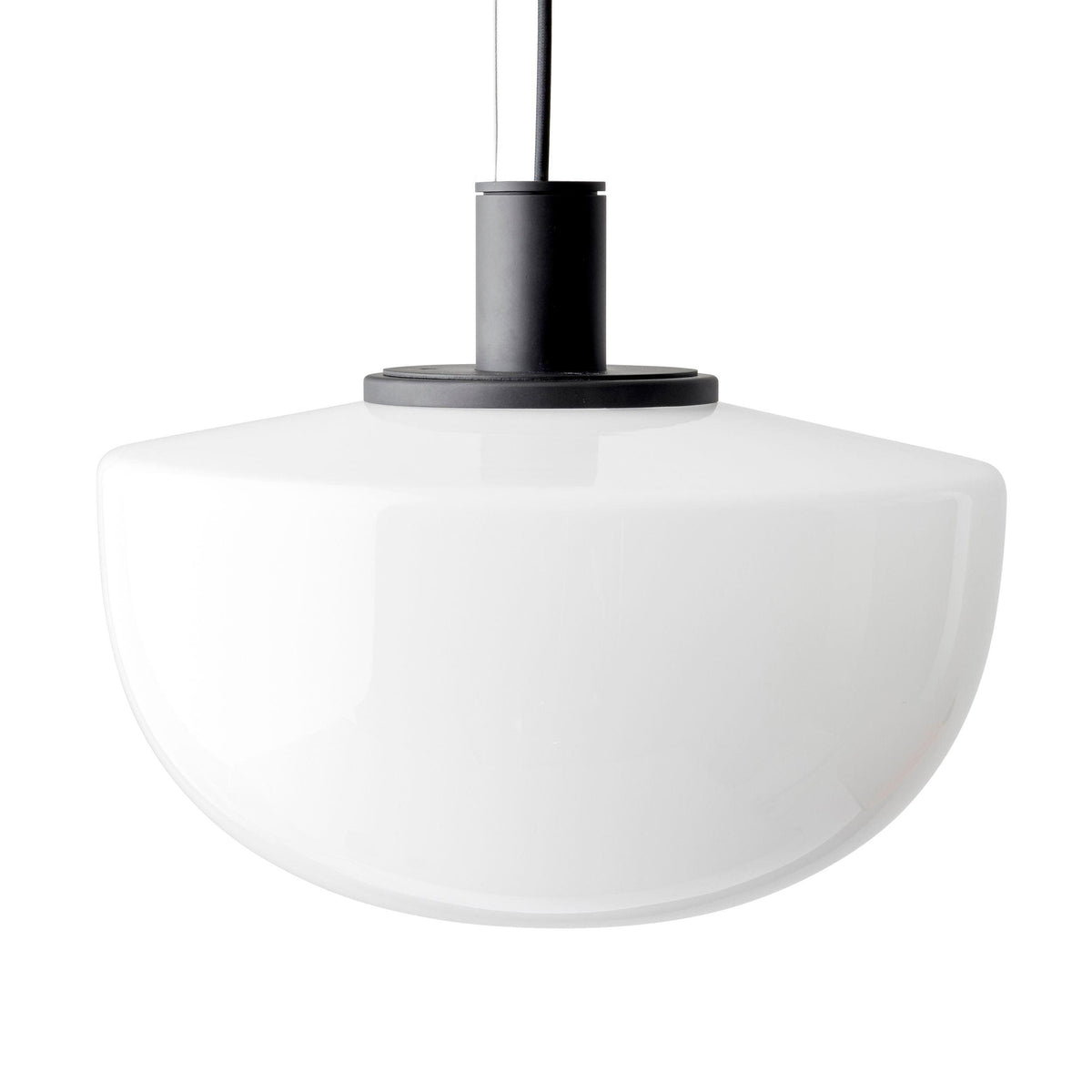 Moderne hanglamp met glazen koepel en metalen bevestiging in minimalistisch ontwerp