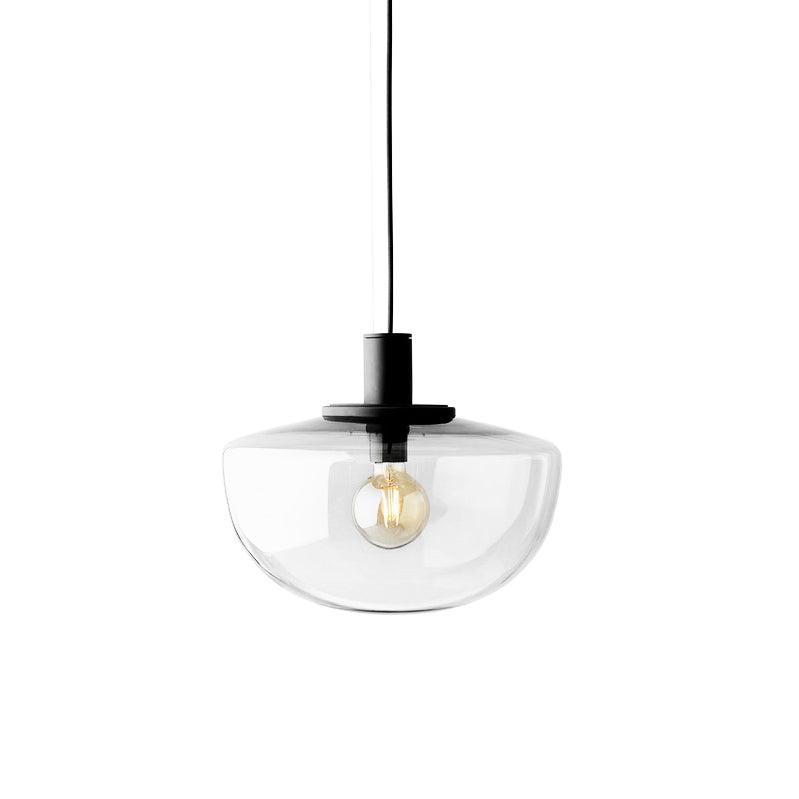 Moderne hanglamp met glazen koepel en metalen bevestiging in minimalistisch ontwerp