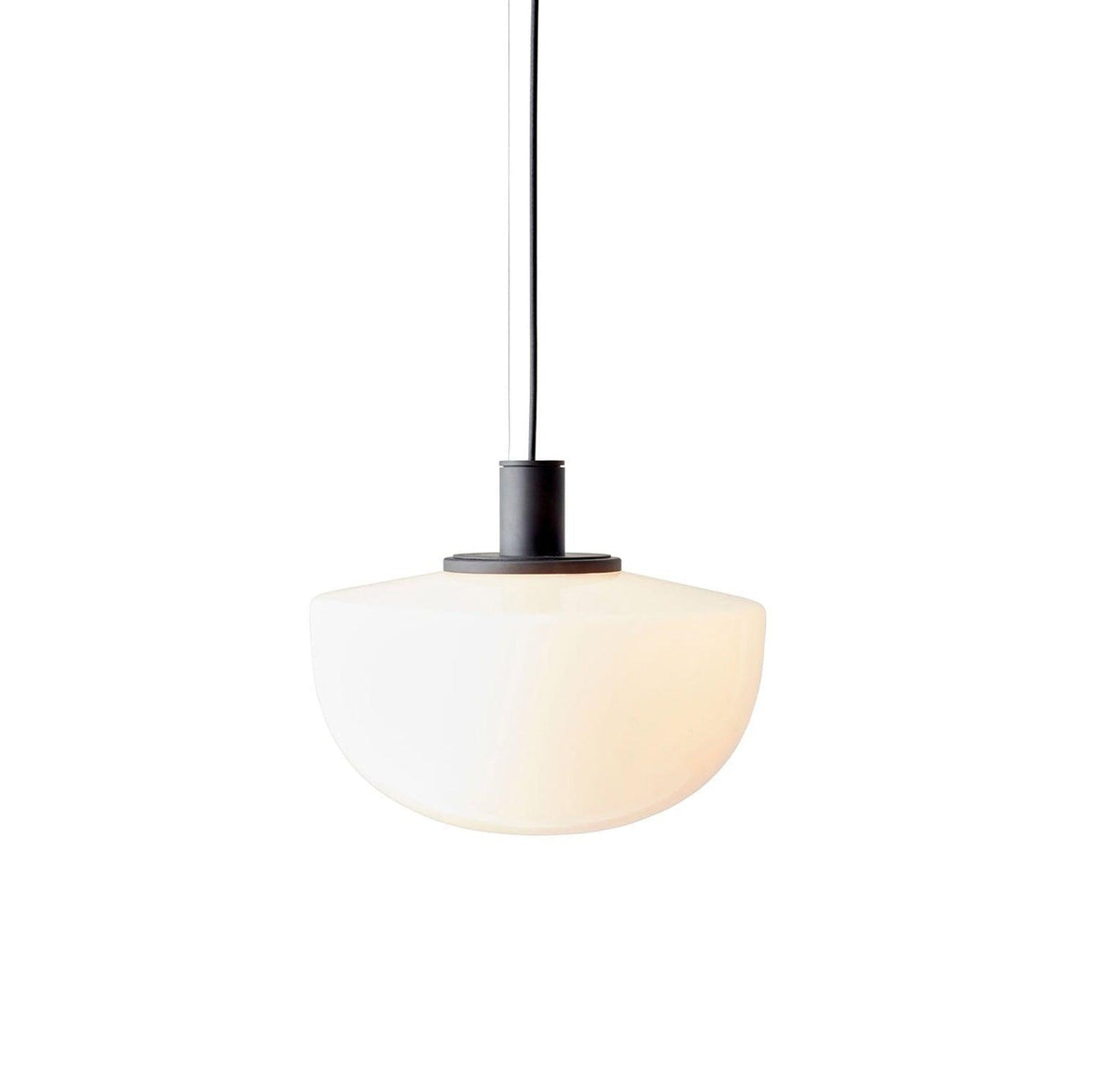 Moderne hanglamp met glazen koepel en metalen bevestiging in minimalistisch ontwerp