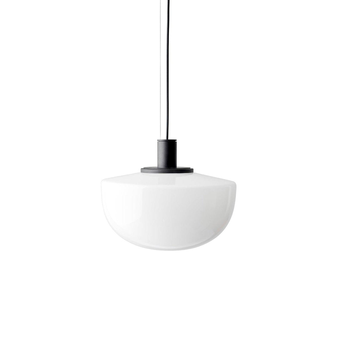 Moderne hanglamp met glazen koepel en metalen bevestiging in minimalistisch ontwerp