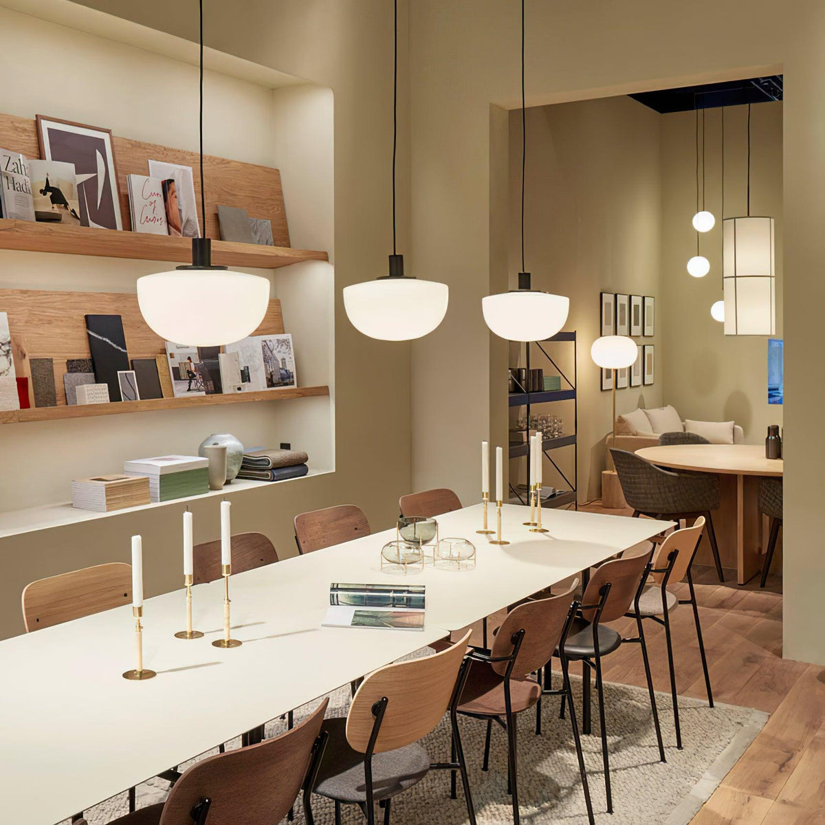 Moderne hanglamp met glazen koepel en metalen bevestiging in minimalistisch ontwerp