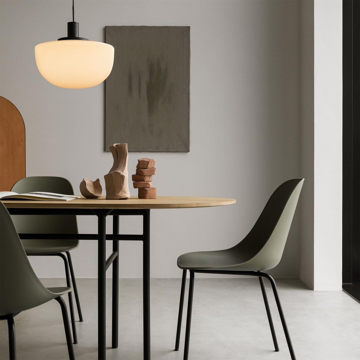 Moderne hanglamp met glazen koepel en metalen bevestiging in minimalistisch ontwerp