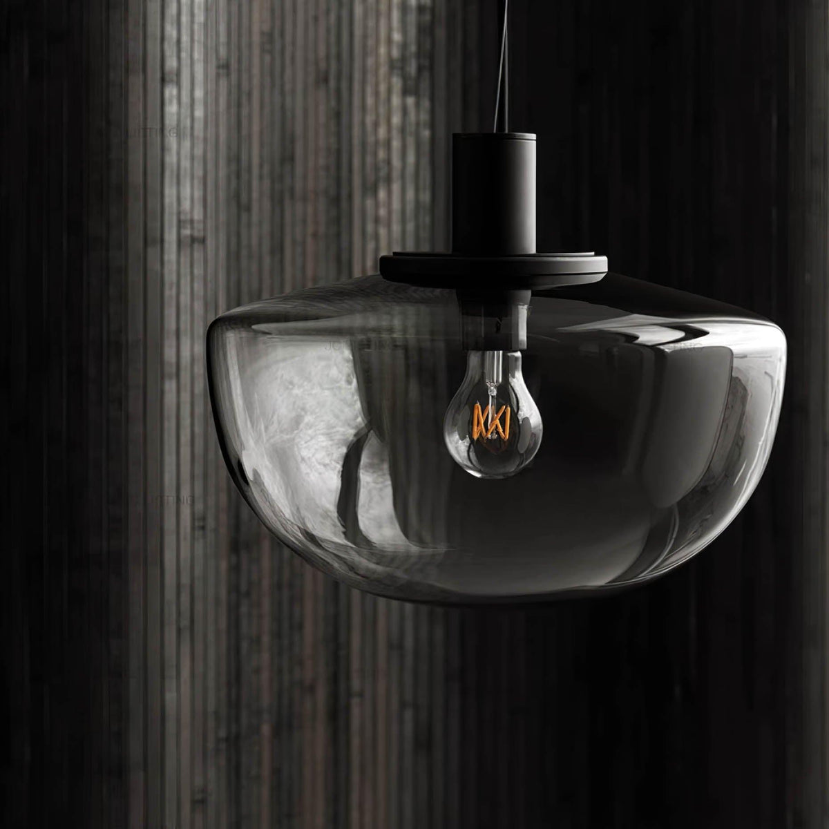 Moderne hanglamp met glazen koepel en metalen bevestiging in minimalistisch ontwerp