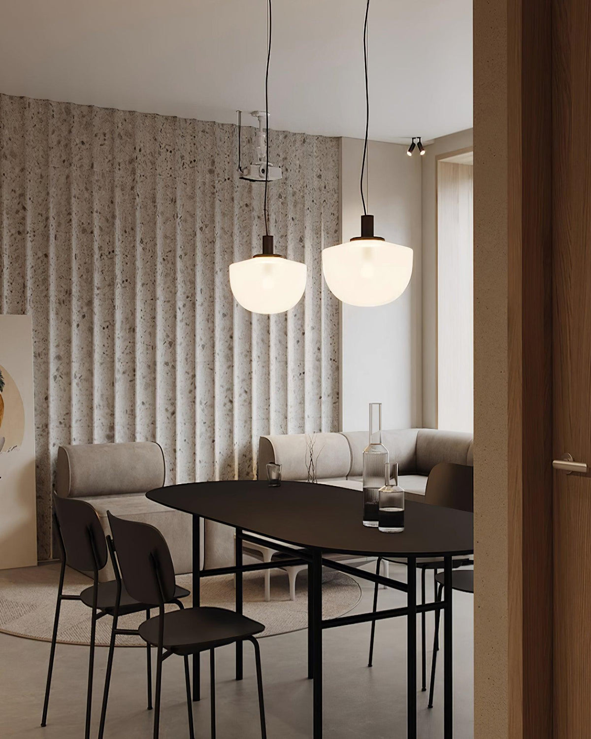 Moderne hanglamp met glazen koepel en metalen bevestiging in minimalistisch ontwerp