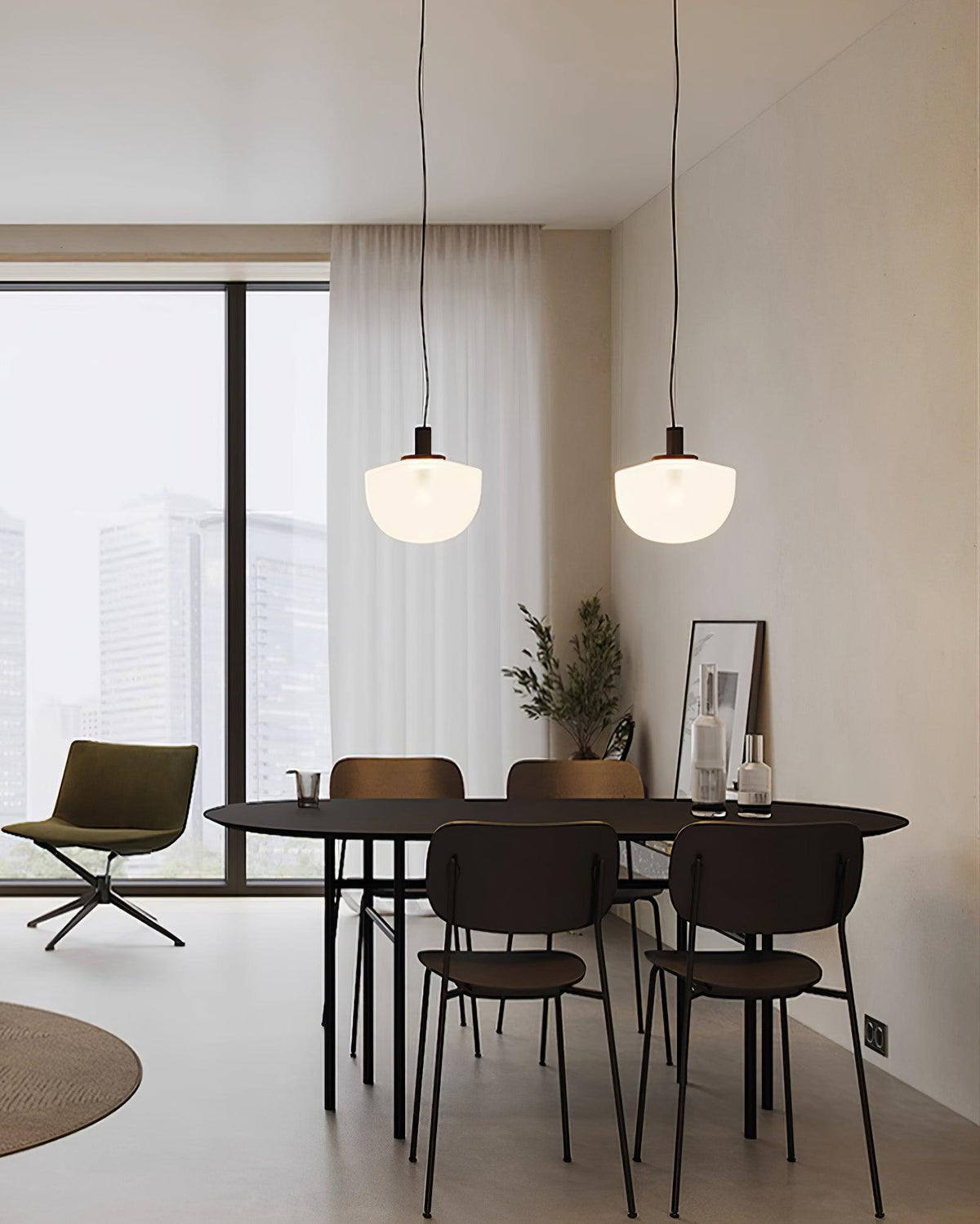 Moderne hanglamp met glazen koepel en metalen bevestiging in minimalistisch ontwerp