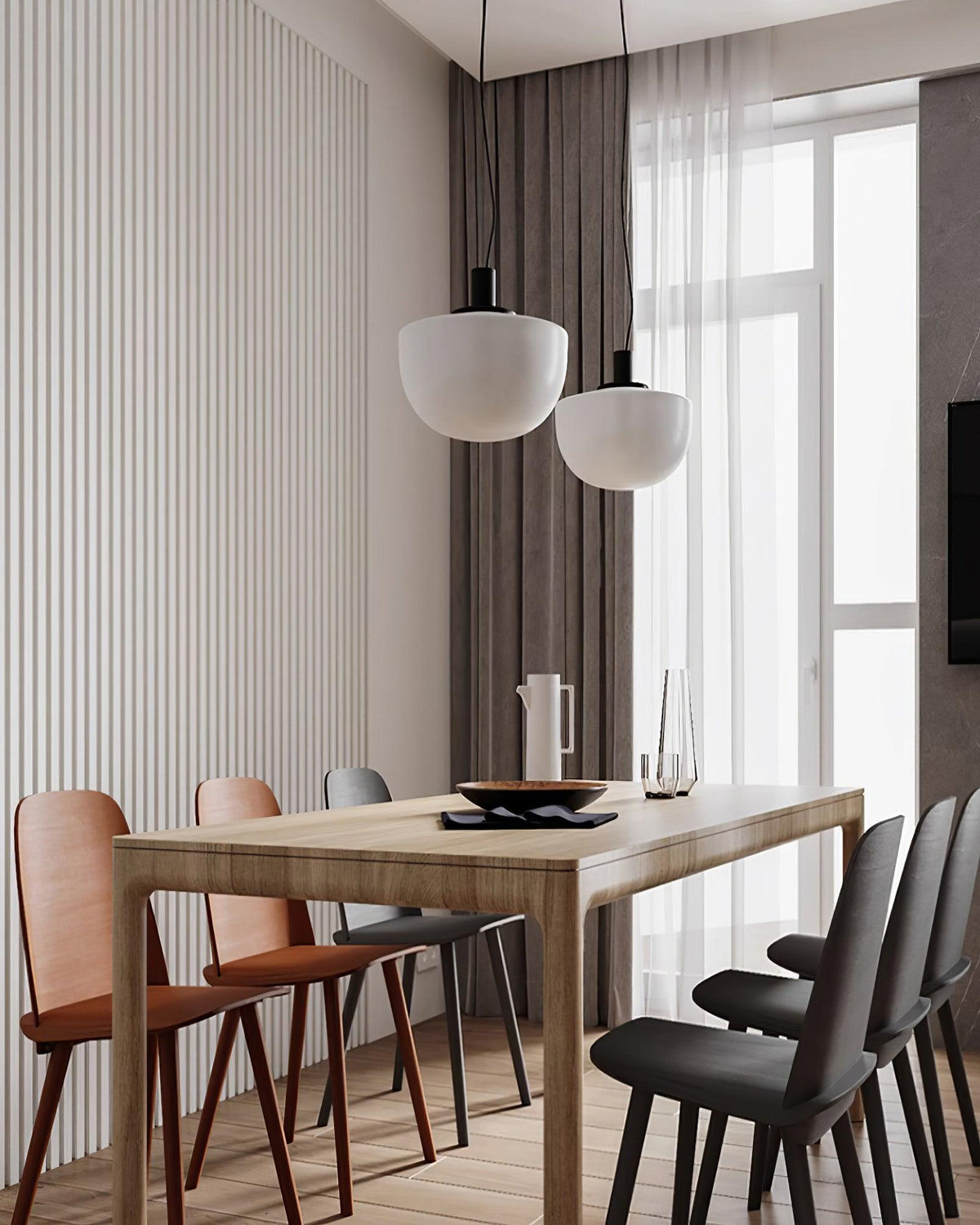 Moderne hanglamp met glazen koepel en metalen bevestiging in minimalistisch ontwerp