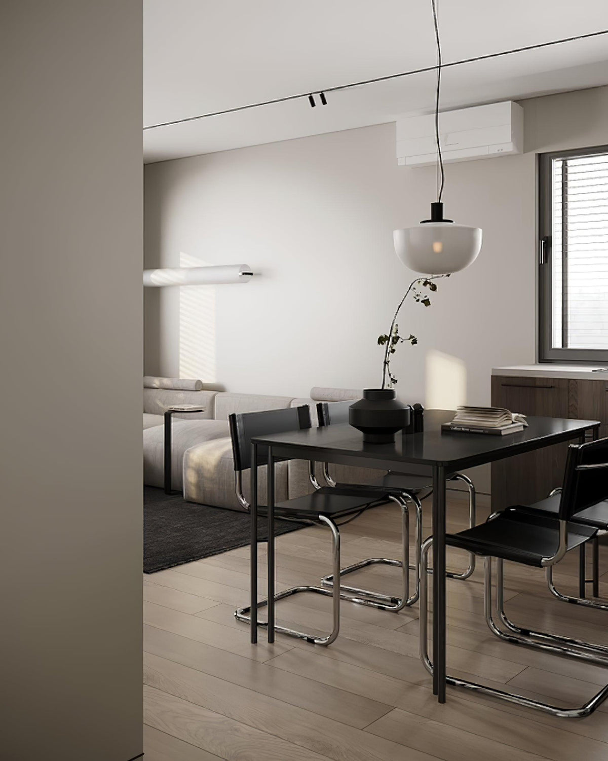 Moderne hanglamp met glazen koepel en metalen bevestiging in minimalistisch ontwerp