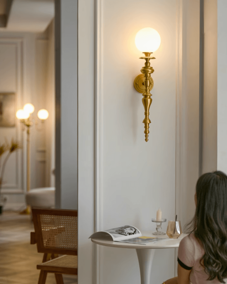 Wandlamp gebeeldhouwd messing lichaam bolvormige kap klassiek elegant statement