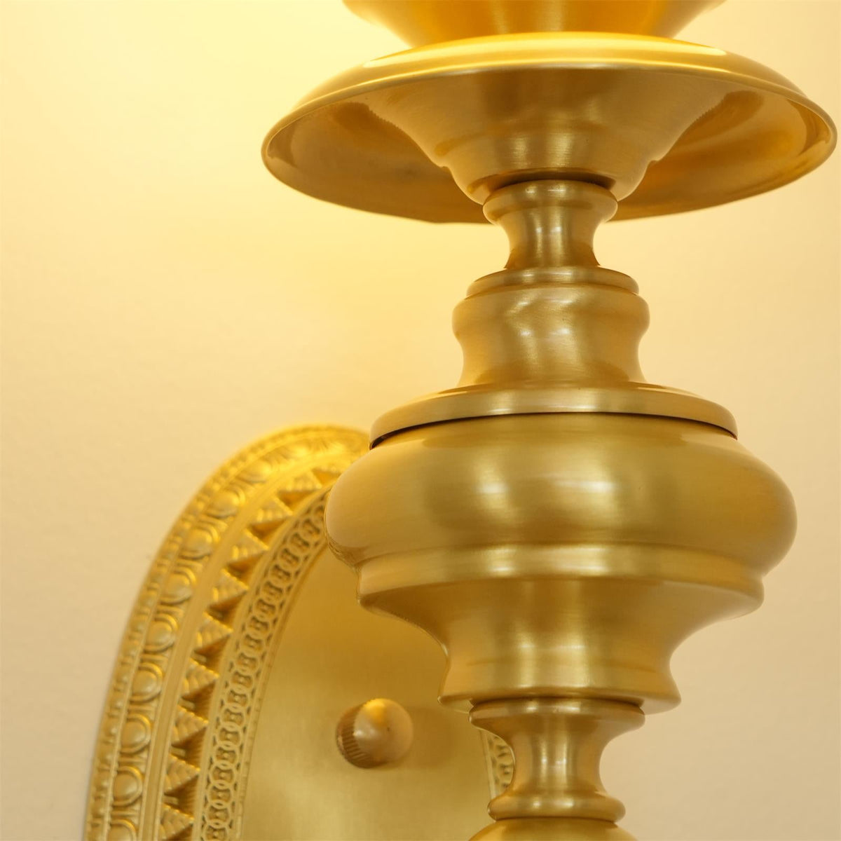 Wandlamp gebeeldhouwd messing lichaam bolvormige kap klassiek elegant statement