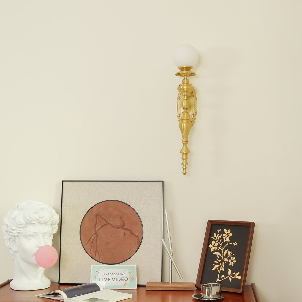 Wandlamp gebeeldhouwd messing lichaam bolvormige kap klassiek elegant statement