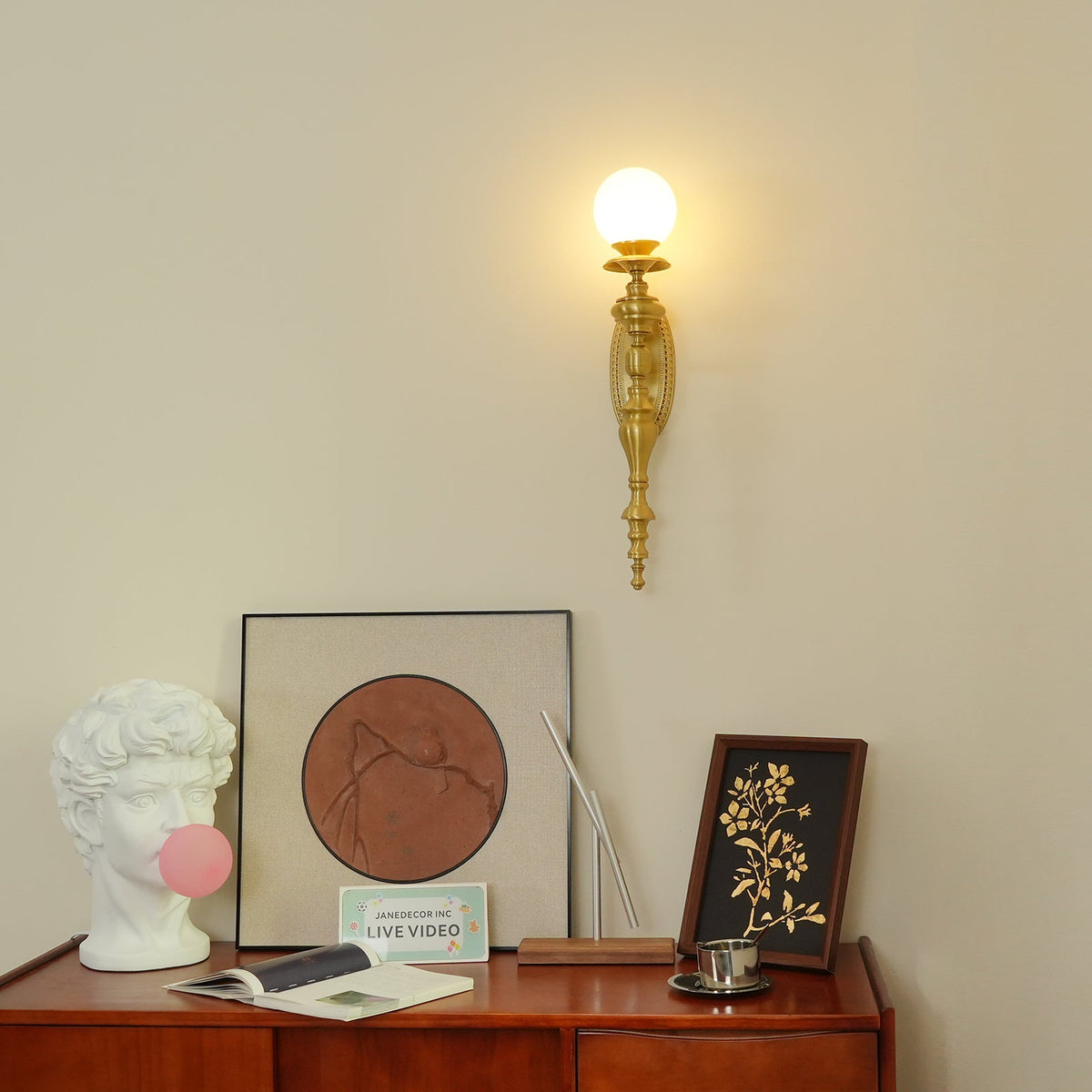 Wandlamp gebeeldhouwd messing lichaam bolvormige kap klassiek elegant statement
