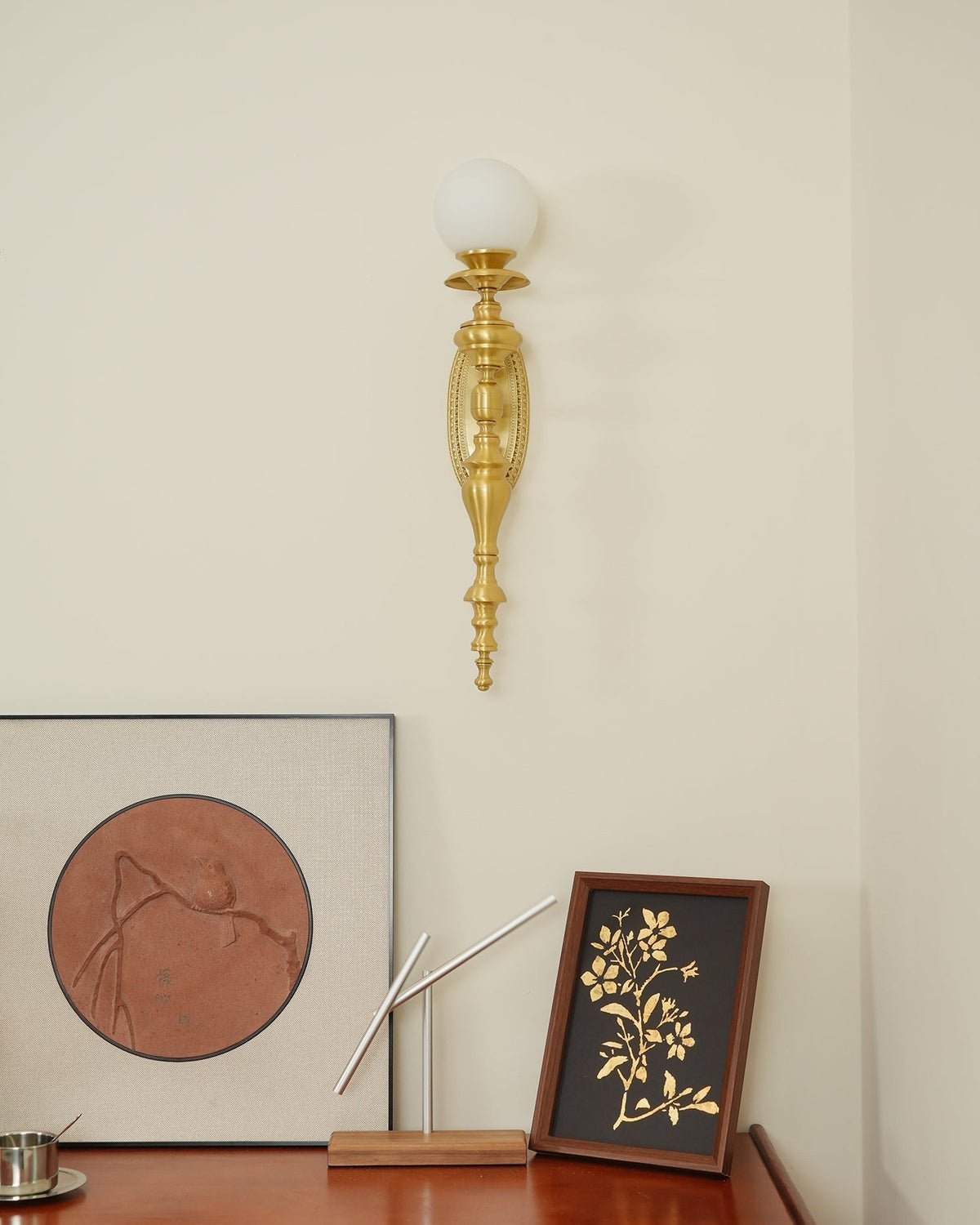 Wandlamp gebeeldhouwd messing lichaam bolvormige kap klassiek elegant statement