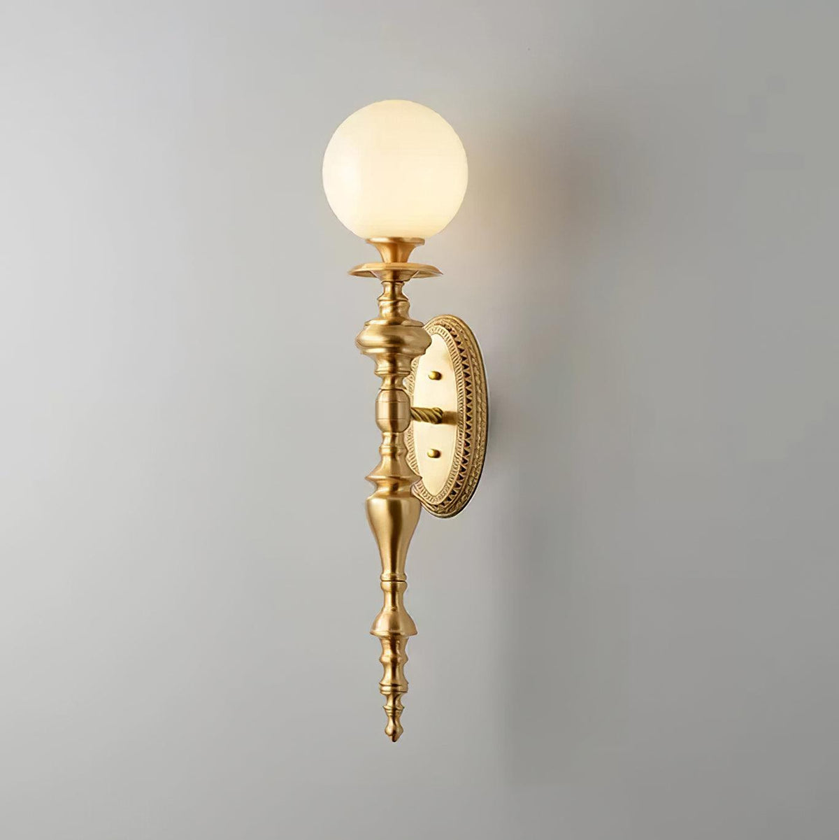 Wandlamp gebeeldhouwd messing lichaam bolvormige kap klassiek elegant statement