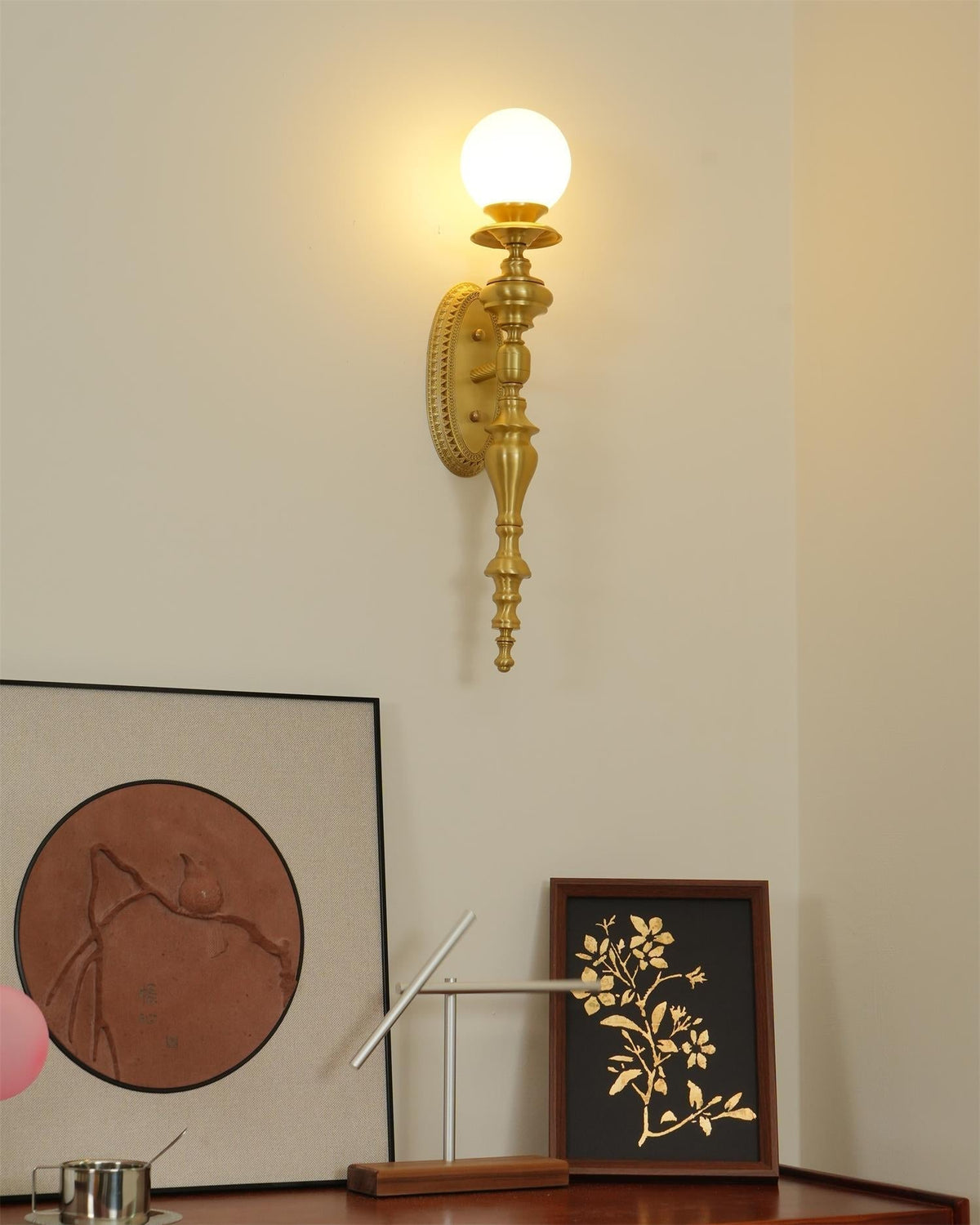 Wandlamp gebeeldhouwd messing lichaam bolvormige kap klassiek elegant statement