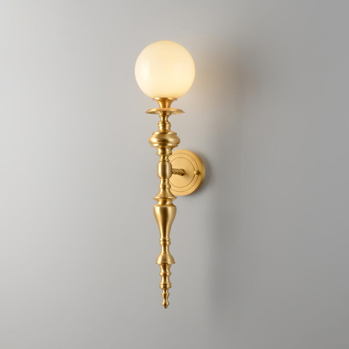 Wandlamp gebeeldhouwd messing lichaam bolvormige kap klassiek elegant statement