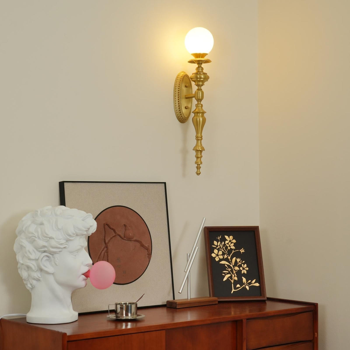 Wandlamp gebeeldhouwd messing lichaam bolvormige kap klassiek elegant statement