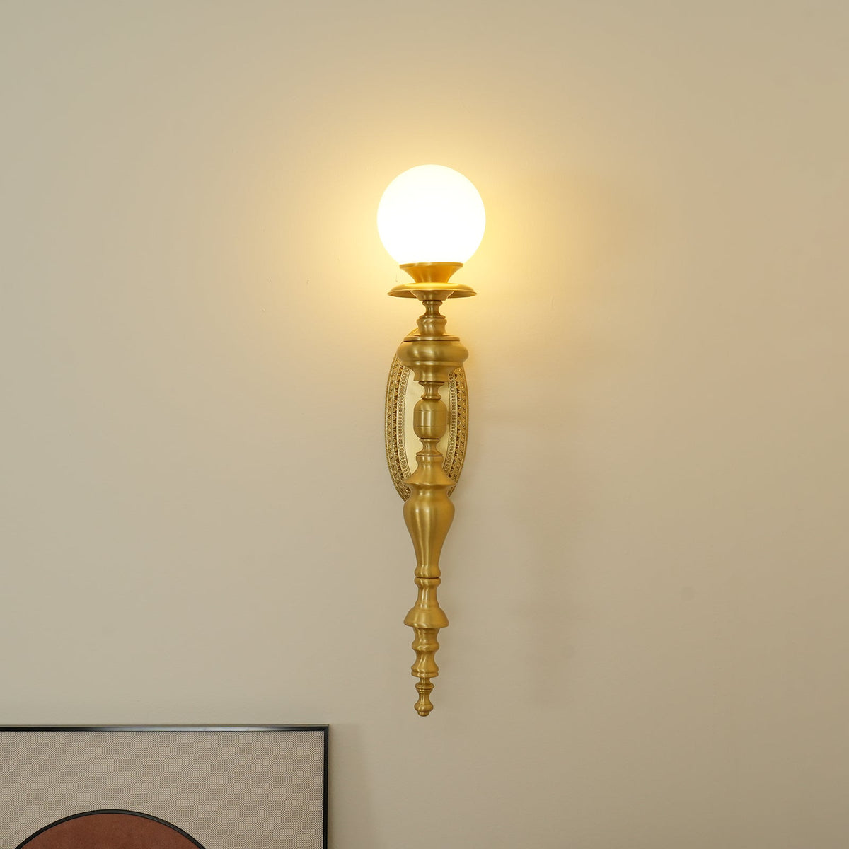 Wandlamp gebeeldhouwd messing lichaam bolvormige kap klassiek elegant statement