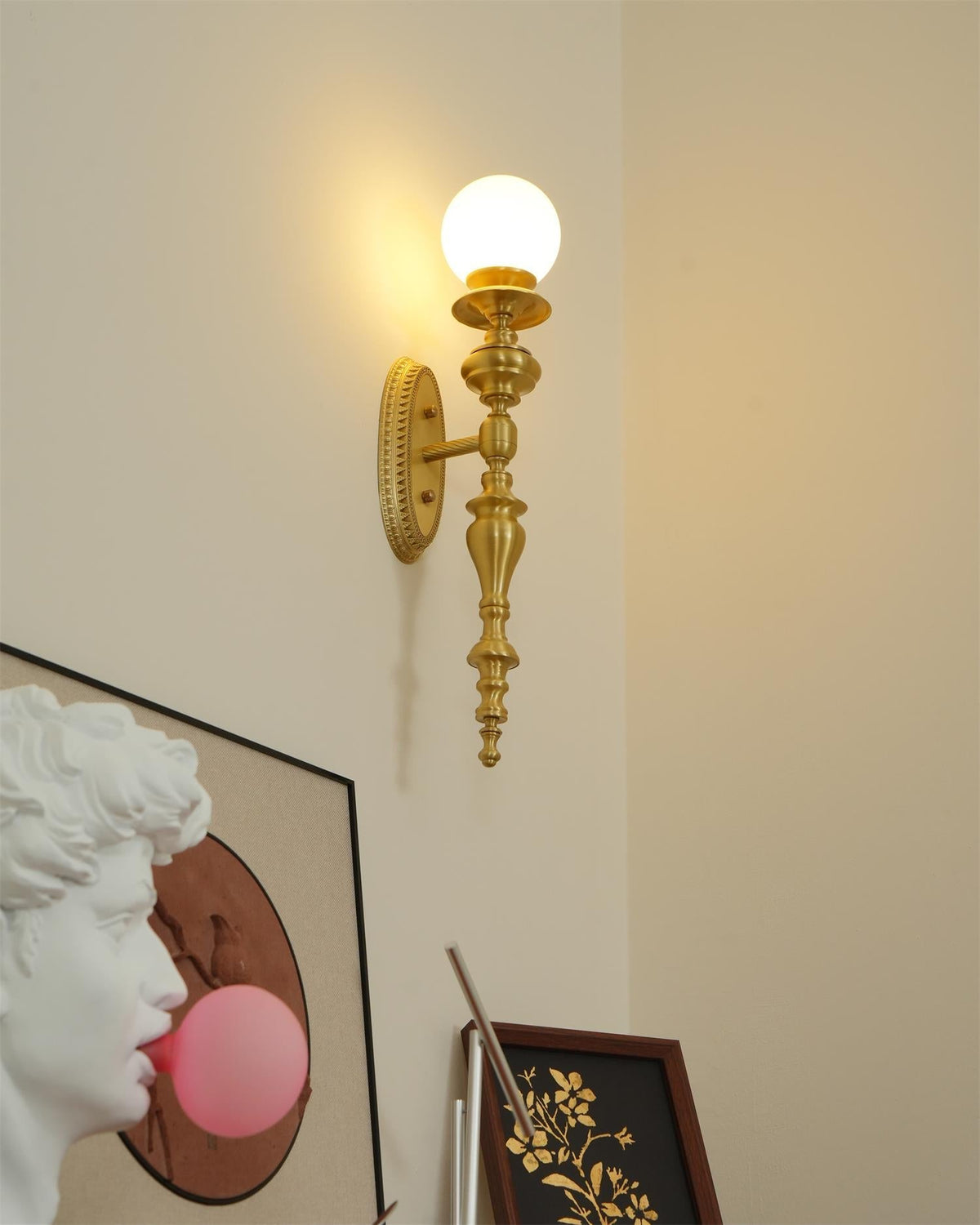 Wandlamp gebeeldhouwd messing lichaam bolvormige kap klassiek elegant statement