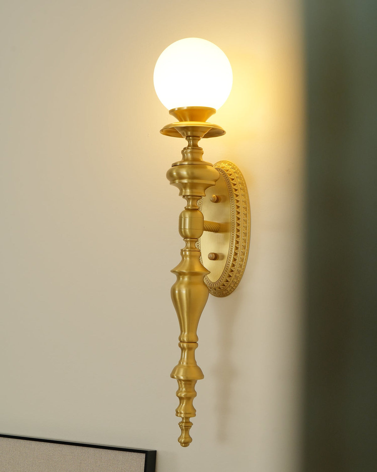 Wandlamp gebeeldhouwd messing lichaam bolvormige kap klassiek elegant statement