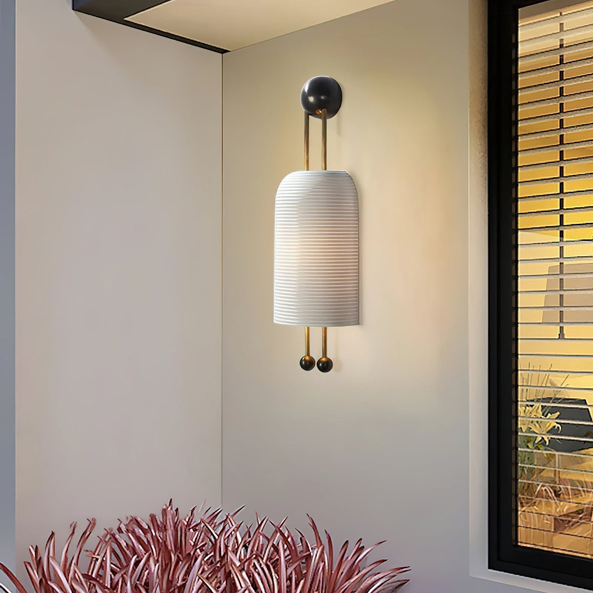 Bly wandlamp van glas met Kap van en Goudkleurige Staven