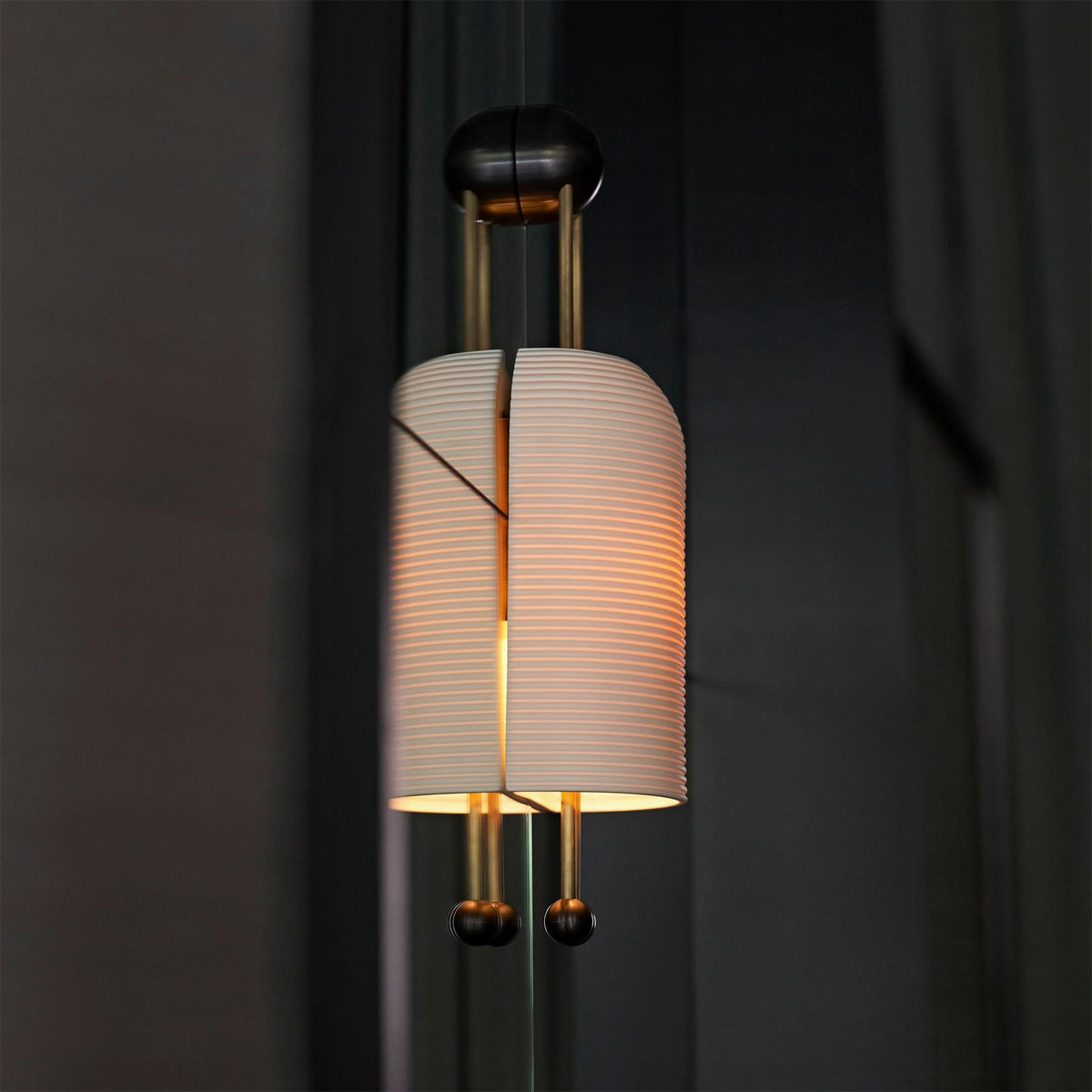 Bly wandlamp van glas met Kap van en Goudkleurige Staven
