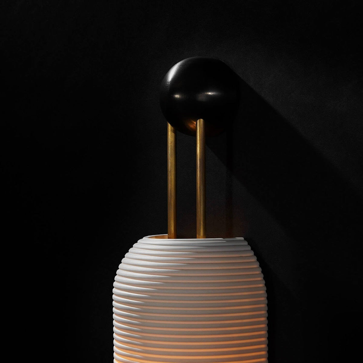 Bly wandlamp van glas met Kap van en Goudkleurige Staven